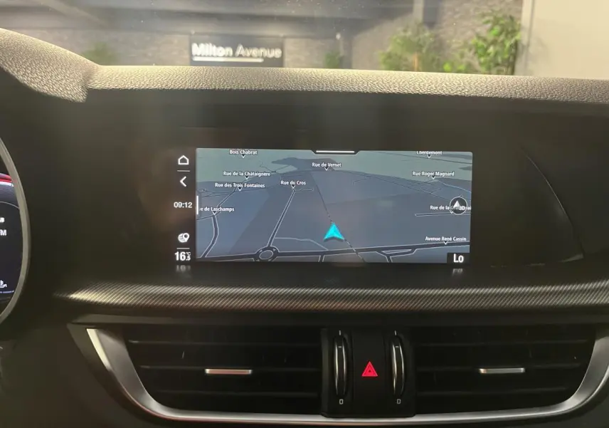 Écran tactile de navigation au tableau de bord intérieur de l'Alfa Romeo Stelvio Veloce 2024 noir