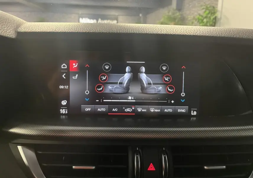 Écran tactile central affichant le réglage de la climatisation bi-zone de l'Alfa Romeo Stelvio 2024 finition Veloce.