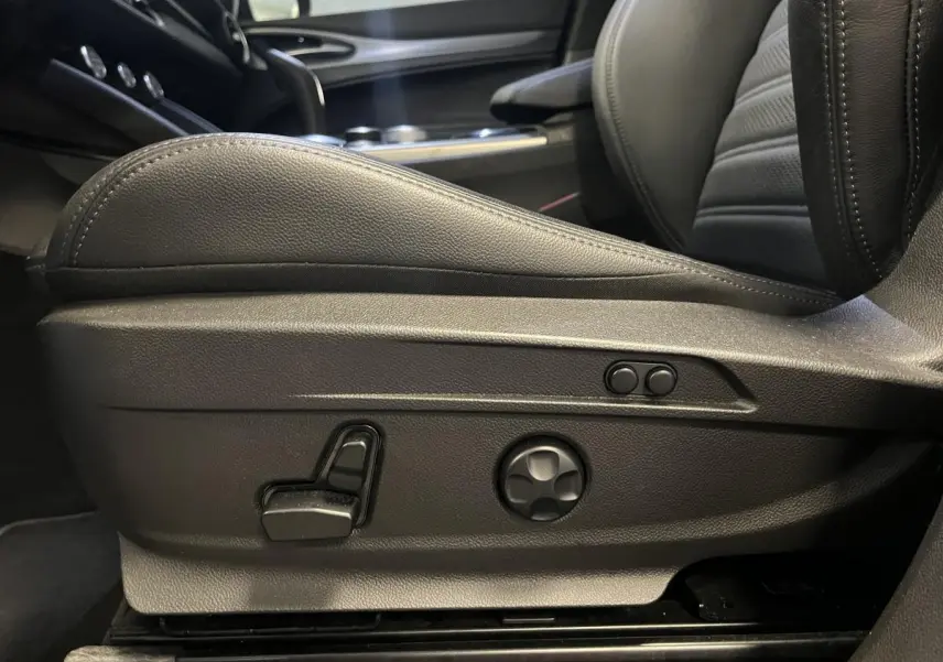 Réglages électriques du siège avant en cuir noir de l'Alfa Romeo Stelvio Veloce 2024, vue latérale côté gauche.