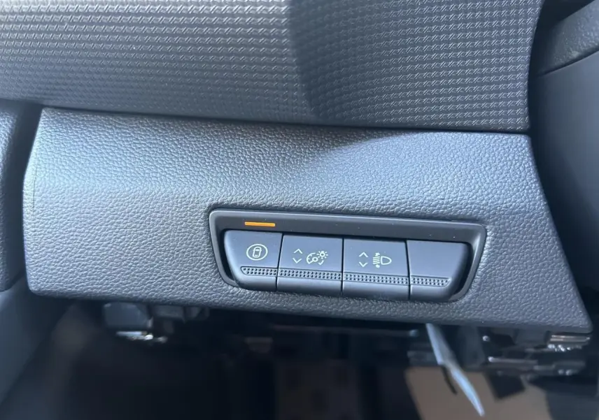 Vue intérieure du tableau de bord du Renault Trafic Fourgon gris urbain, avec volant multifonction et écran tactile central.