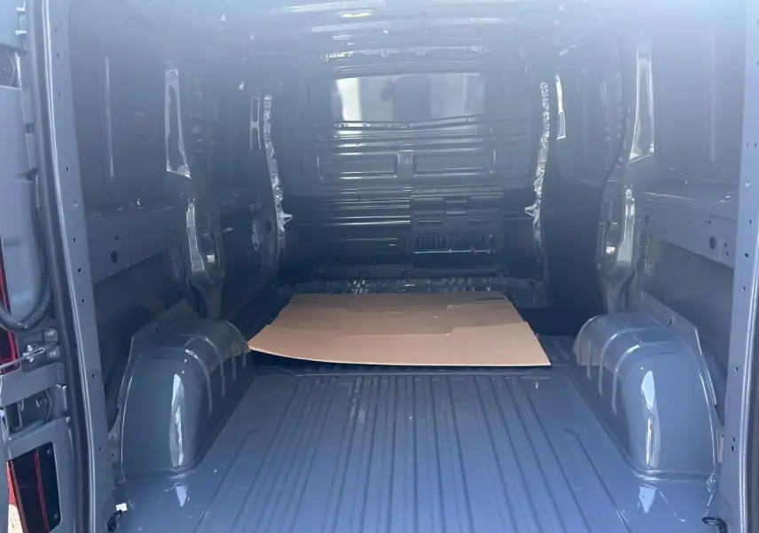 Écran tactile central du Renault Trafic Fourgon gris urbain 2025 montrant les aides à la conduite.