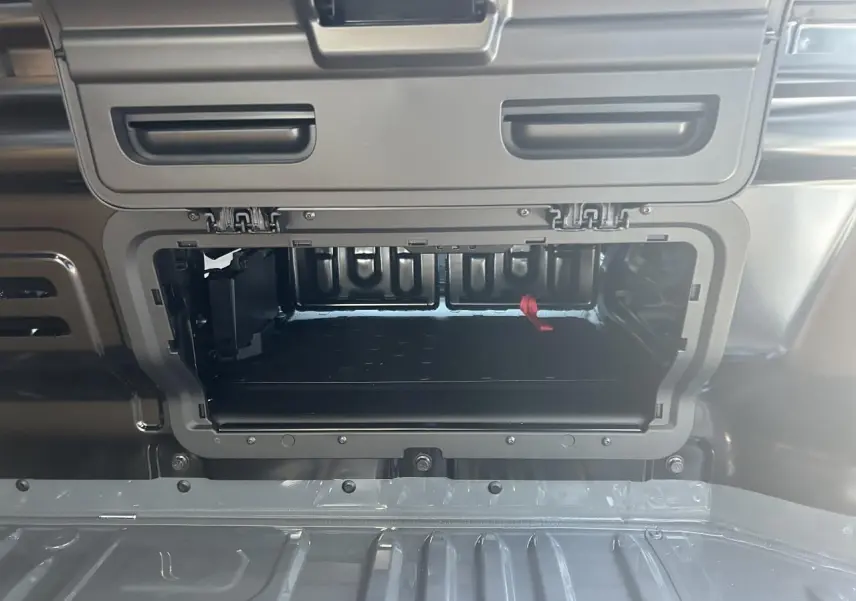Écran central du Renault Trafic Fourgon gris urbain montrant la caméra de recul avec guidage de trajectoire.