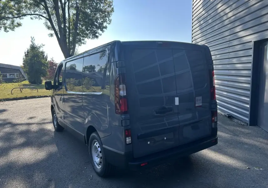 Vue 3/4 arrière droite du Renault Trafic Fourgon L1H1 Gris Urbain avec caméra et radar de recul visibles.