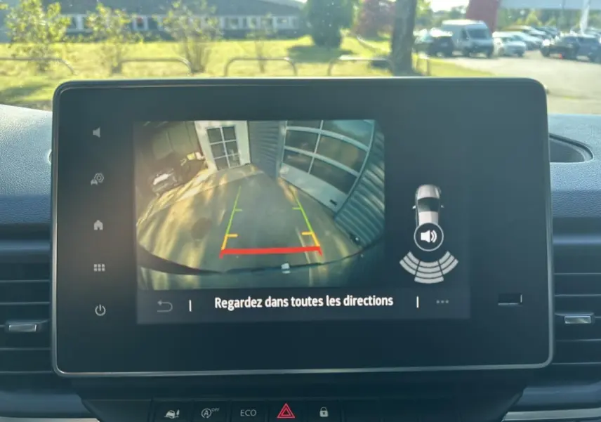 Gros plan sur la roue avant gauche du Renault Trafic Fourgon gris urbain, avec jante acier et logo Renault central.
