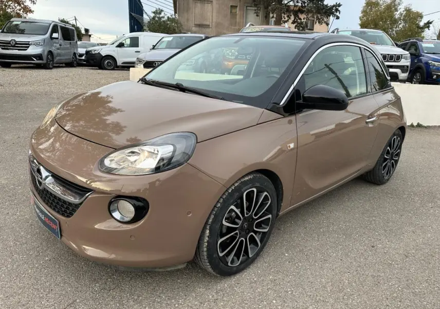 Opel Adam marron vue 3/4 avant droit avec jantes alliage noires et toit noir brillant.