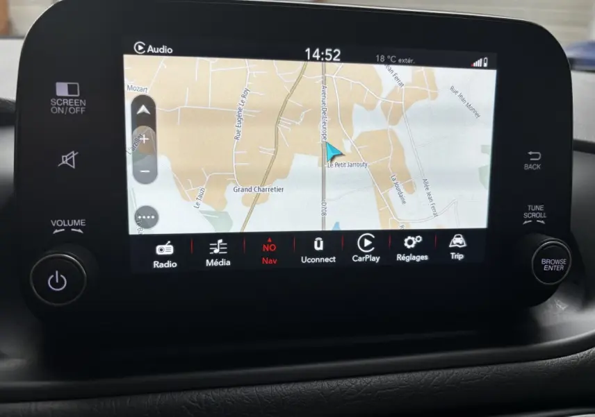 Écran tactile central du tableau de bord du Fiat Tipo 2021 affichant la navigation GPS en mode carte.