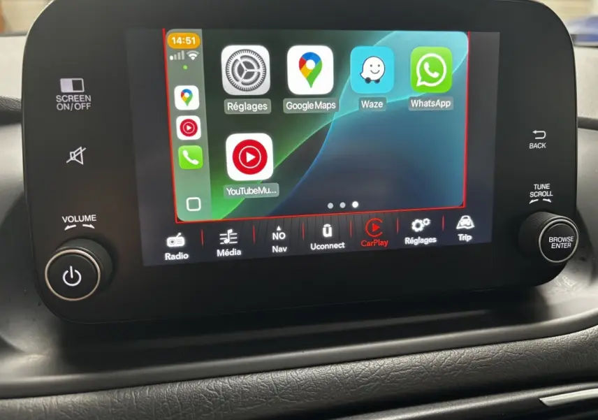 Écran tactile central du tableau de bord de la Fiat Tipo 2021 affichant Apple CarPlay et applications connectées.