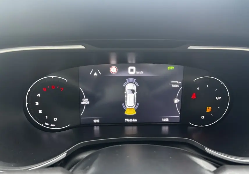 Tableau de bord numérique de la Fiat Tipo blanc, affichant la vitesse à 0 km/h et indicateurs de parking actif.