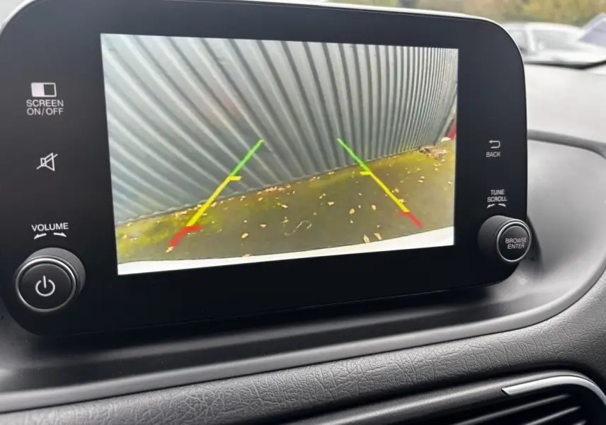 Écran tactile du tableau de bord de la Fiat Tipo 2021 affichant la caméra de recul avec lignes de guidage colorées.