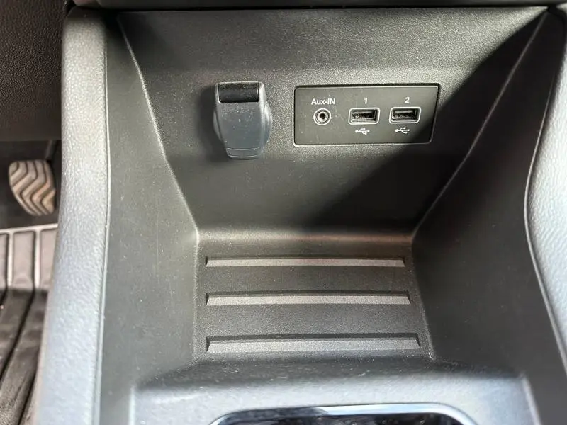 Détail de la console centrale de la Renault Clio 2023 gris, montrant les ports USB et prise Aux-In côté conducteur.