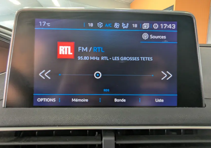 Écran central du tableau de bord du Peugeot 3008 blanc toit noir, affichant la radio FM sur RTL à 95,80 MHz.