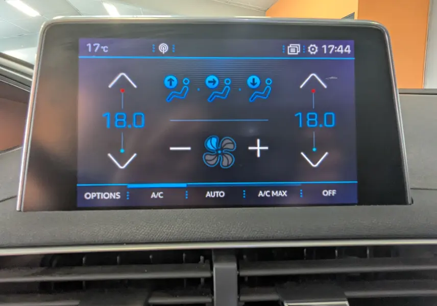 Écran tactile intérieur du Peugeot 3008 HDi 130 Allure 2018 montrant la commande de climatisation à 18°C.