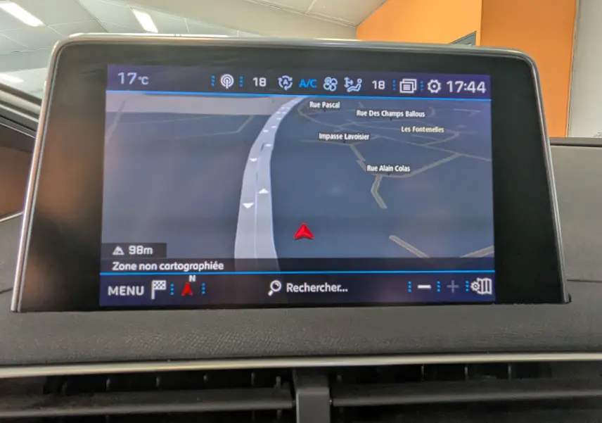 Écran tactile du système de navigation du Peugeot 3008 blanc toit noir, affichant une carte avec itinéraire.