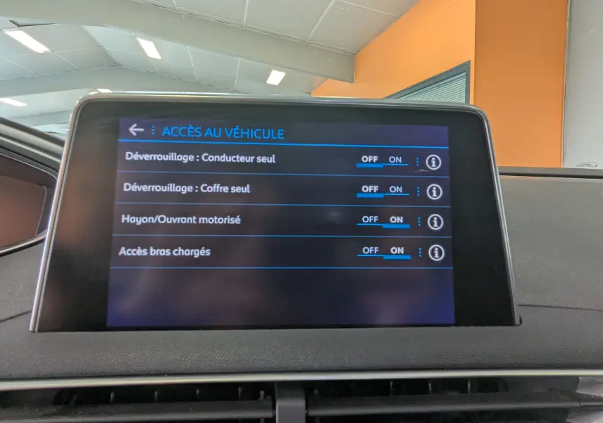 Écran tactile intérieur du Peugeot 3008 HDi 130 Allure 2018 affichant les options d'accès au véhicule.