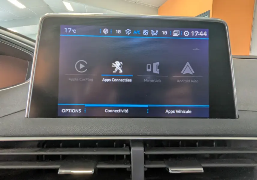Écran tactile central du tableau de bord du Peugeot 3008 2018 affichant les options de connectivité et applications.