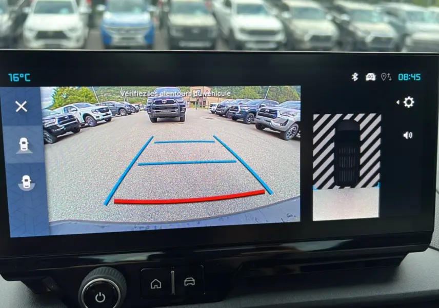 Écran de caméra de recul du Citroën Berlingo noir perla nera montrant l'arrière avec lignes de guidage et vue 360° du véhicule.
