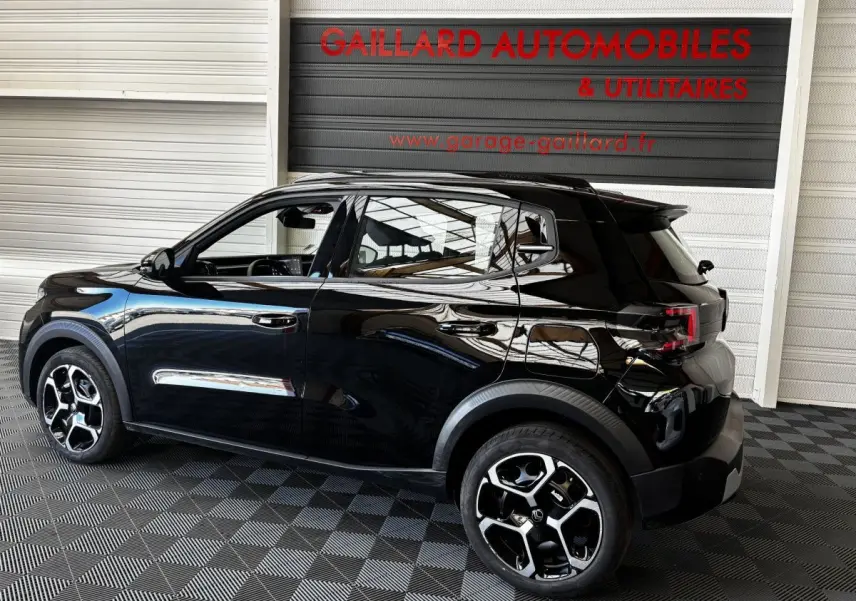 Vue de profil côté gauche d'une Citroën C3 Turbo 100 BVM6 MAX noire avec jantes bicolores et toit noir brillant.