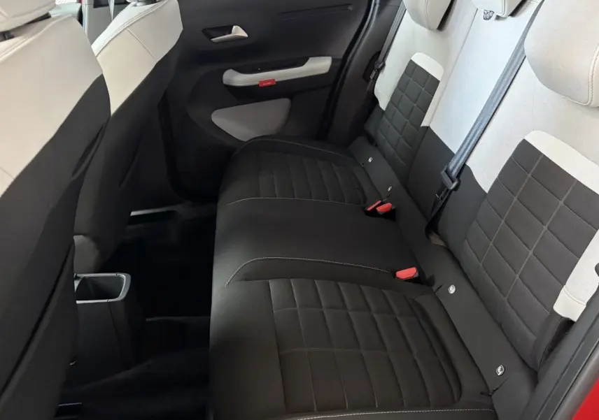 Vue intérieure des sièges arrière bicolores noir et beige de la Citroën C3 Turbo 100 BVM6 MAX 2025.