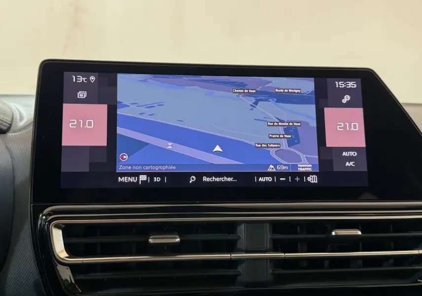 Écran tactile central du tableau de bord du Citroën C5 Aircross 2023 affichant la navigation et la climatisation.