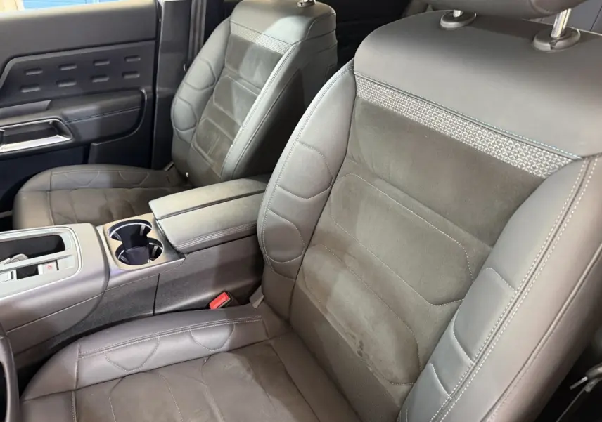 Vue rapprochée des sièges avant gris foncé en cuir et alcantara du Citroën C5 Aircross 2023, version Shine.