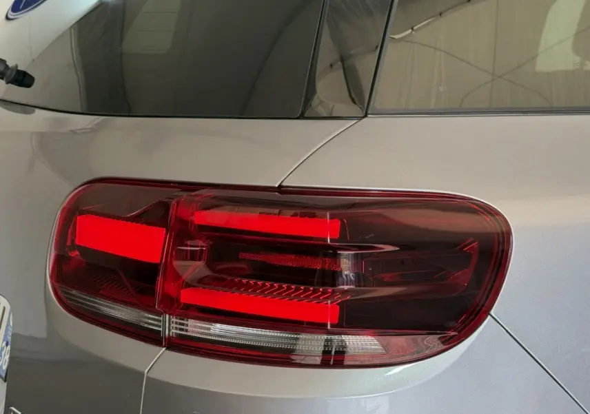 Gros plan sur le feu arrière droit rouge d’un Citroën C5 Aircross gris clair 2023, finition Shine.