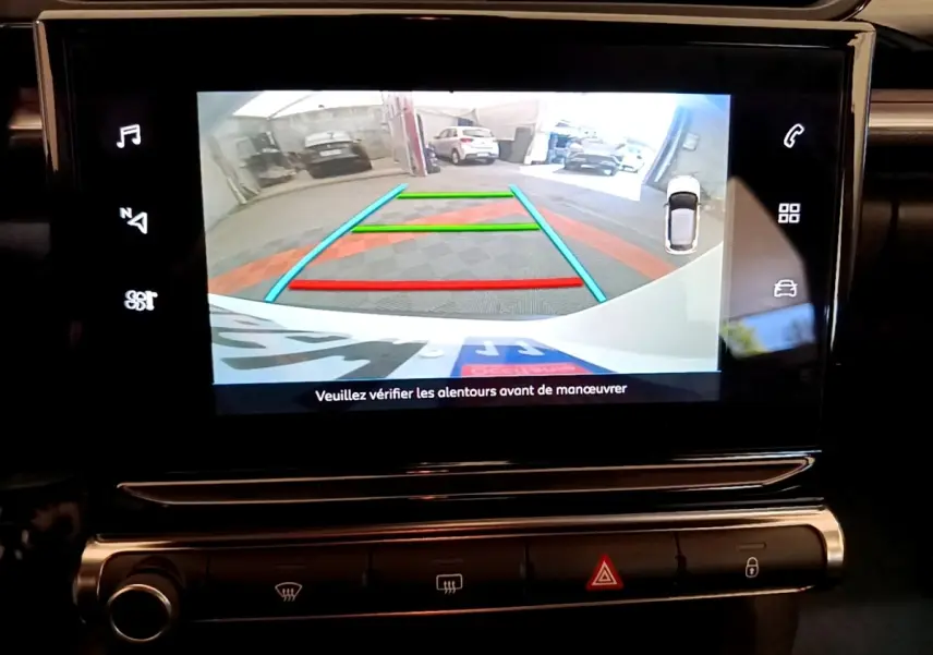 Écran tactile intérieur montrant la caméra de recul avec guidage coloré dans une Citroën C3 blanche de 2021.
