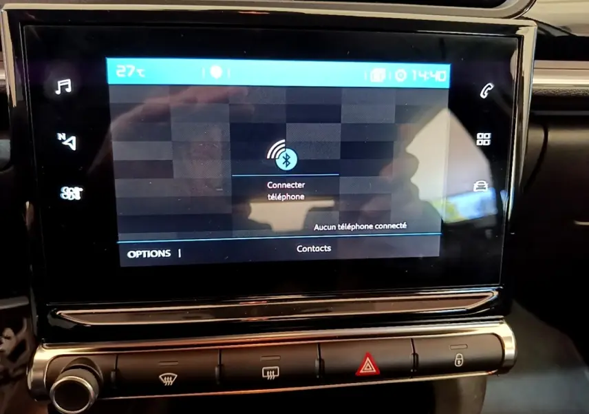 Écran tactile central de la Citroën C3 blanche 2021 affichant la connexion Bluetooth téléphone.