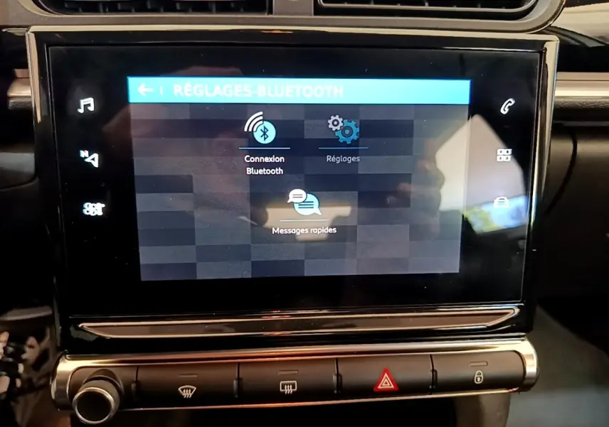 Écran tactile central de la Citroën C3 blanc 2021 affichant les réglages Bluetooth en intérieur.