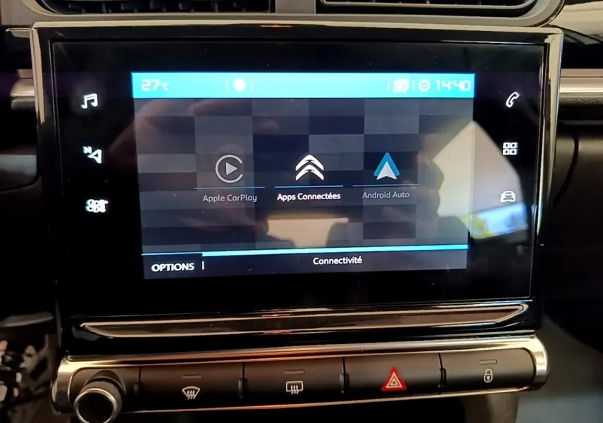 Écran tactile central de la Citroën C3 blanc, affichant les options Apple CarPlay et Android Auto, vue intérieure frontale.