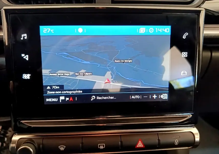 Écran tactile central de navigation 7 pouces dans l'habitacle d'une Citroën C3 blanche, vue de face rapprochée.