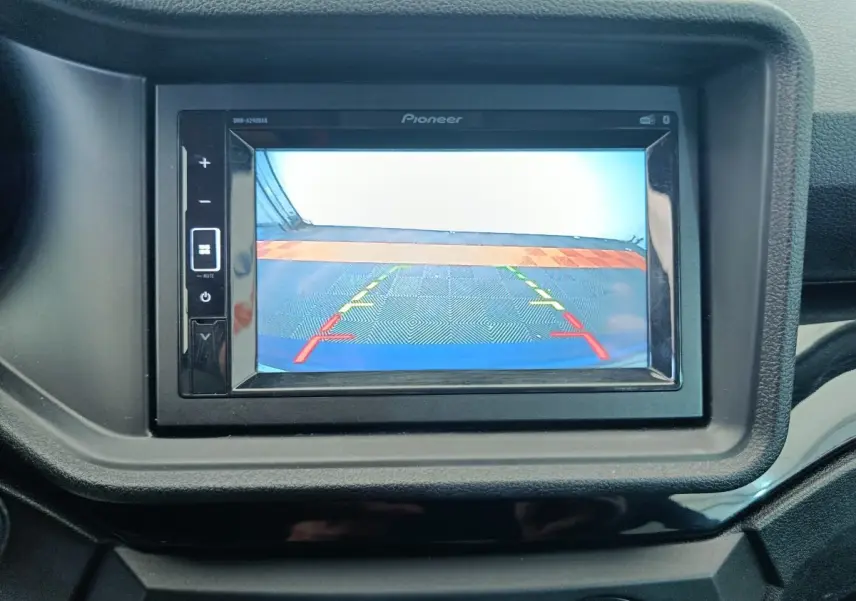 Vue intérieure sur l'écran de recul Pioneer dans une Aixam Ambition 0.5 City Sport 2024, tableau de bord noir.