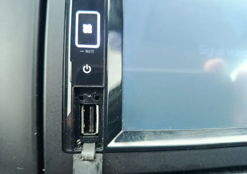 Détail du tableau de bord de l'AIXAM AMBITION 0.5 CITY SPORT 2024 montrant un port USB et les commandes tactiles.