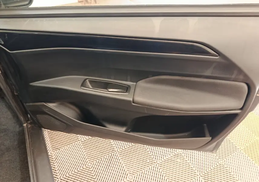 Vue intérieure du panneau de porte côté conducteur de l'AIXAM AMBITION 0.5 CITY SPORT 2024 en bleu, avec poignée intégrée.