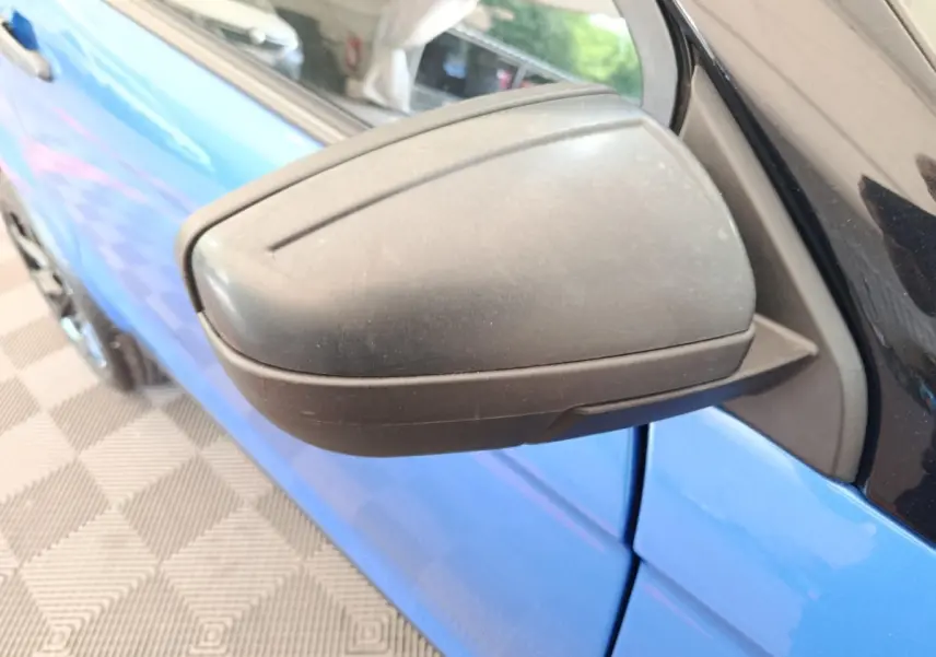 Gros plan sur le rétroviseur extérieur côté conducteur d'une Aixam Ambition 0.5 City Sport bleu 2024.