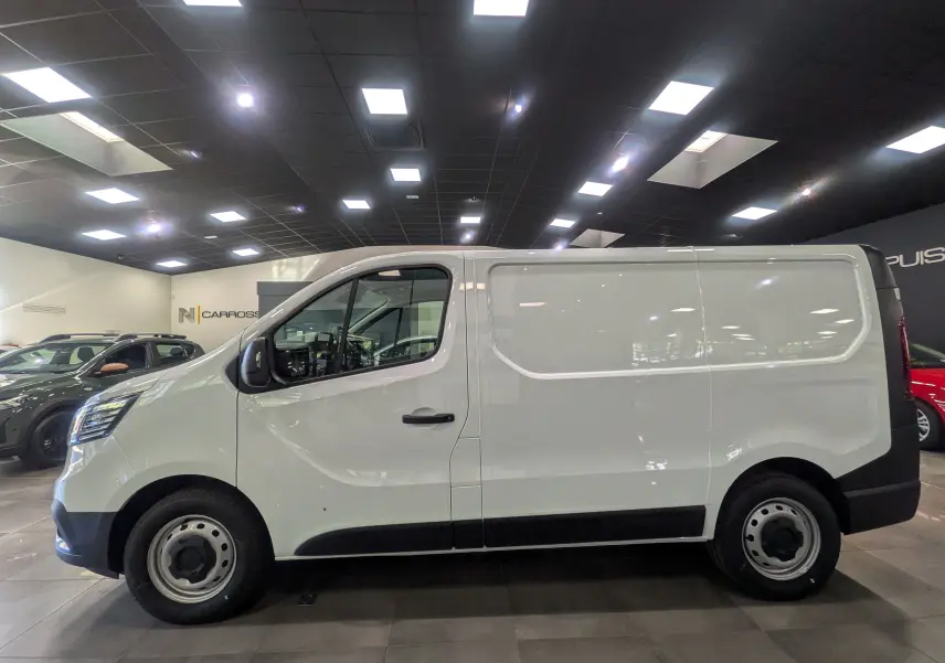 Profil côté gauche du Renault Trafic Fourgon blanc glacier L1H1 3T 2025, avec portes latérales et jantes acier noires.