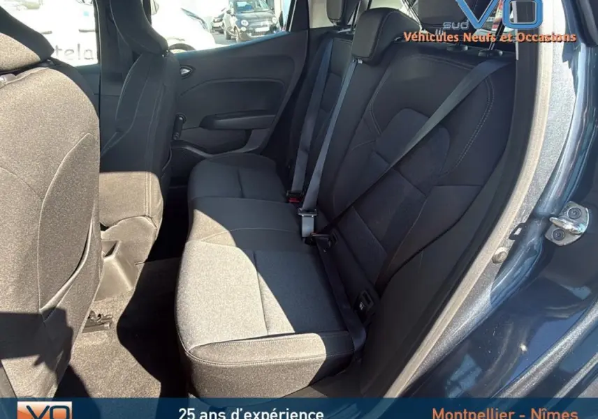 Vue intérieure côté droit des sièges arrière en tissu gris d'une Renault Clio V TCe 90 Equilibre 2022.