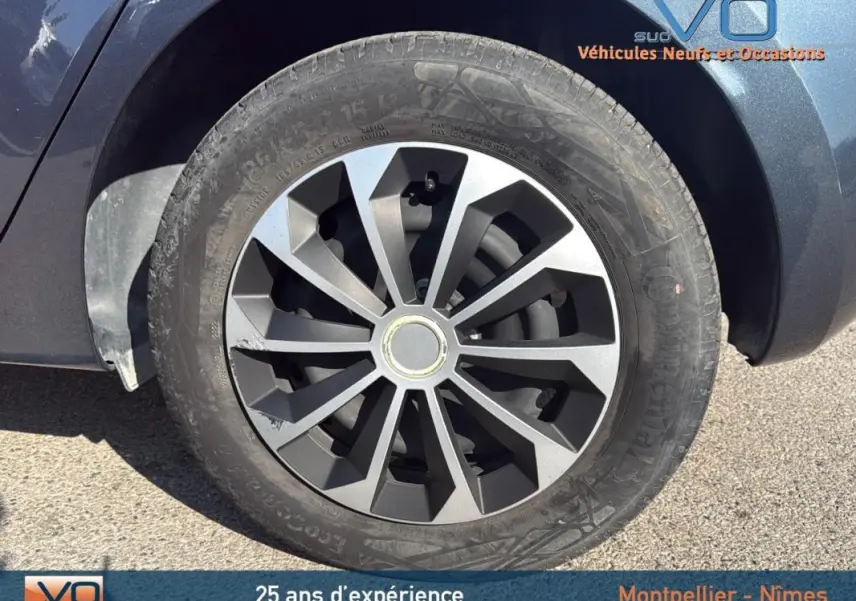 Gros plan sur la roue avant gauche d'une Renault Clio gris 2022 avec jante alliage au design moderne.