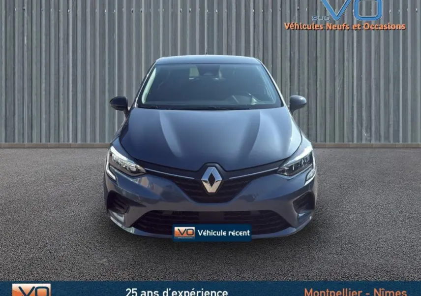 Vue frontale d'une Renault Clio V TCe 90 Equilibre gris 2022 avec phares LED et calandre noire brillante.