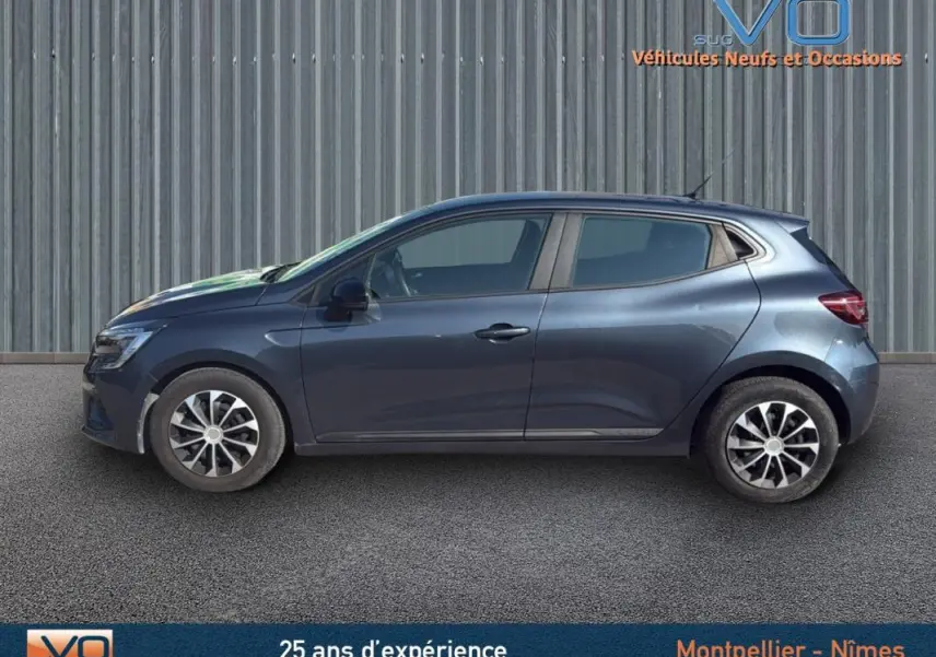 Profil côté gauche d'une Renault Clio V TCe 90 Equilibre gris 2022 avec jantes alliage et vitres teintées.