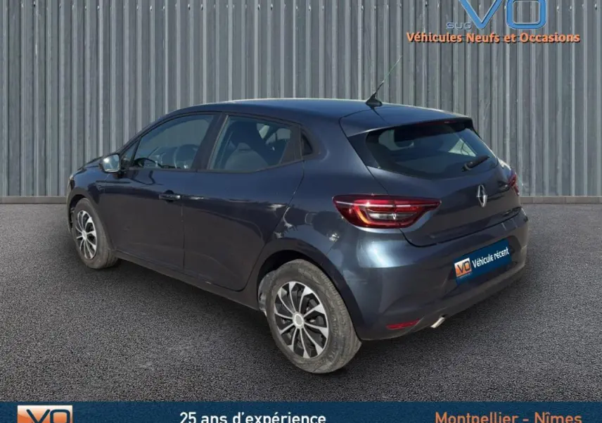 Vue 3/4 arrière droite d'une Renault Clio gris foncé 2022 avec feux LED et jantes alliage modernes