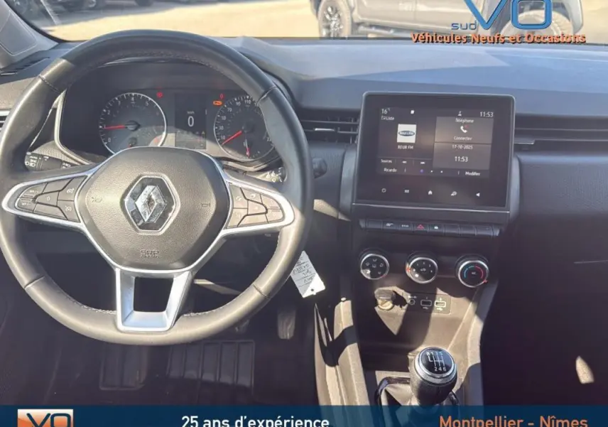 Vue intérieure du tableau de bord et volant de la Renault Clio gris 2022 avec boîte manuelle et écran tactile central.