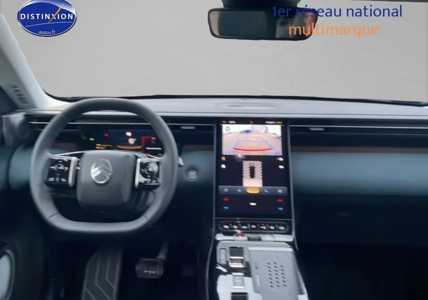 Vue intérieure frontale du tableau de bord noir du Citroën C5 Aircross 2026 avec écran tactile vertical et volant multifonction.