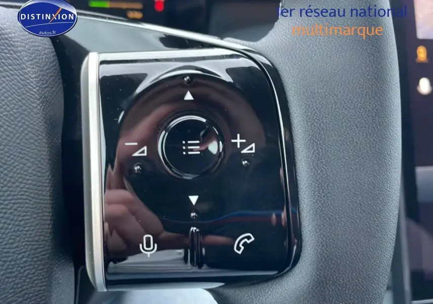 Gros plan sur les commandes noires du volant multifonction du Citroën C5 Aircross noir, version hybride 2026.