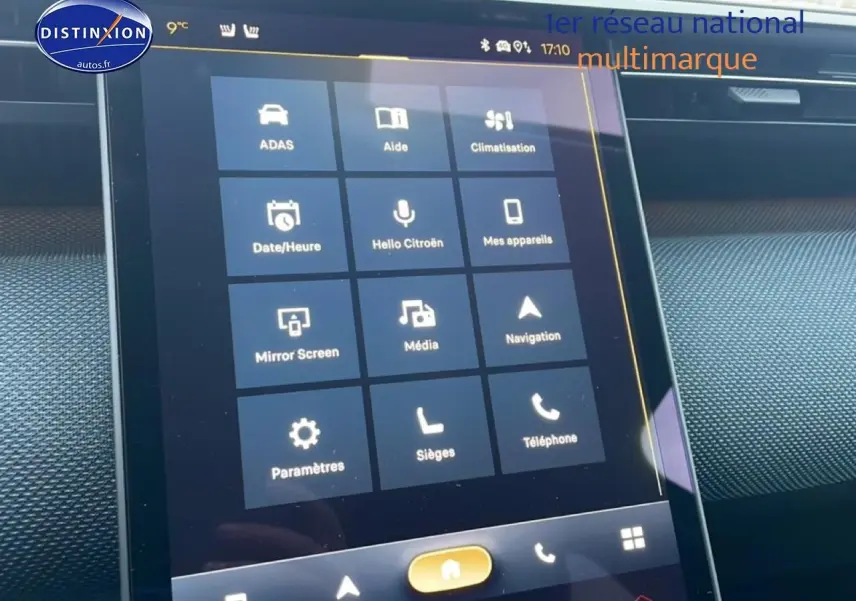 Écran tactile central du tableau de bord du Citroën C5 Aircross noir, affichant le menu principal connecté.