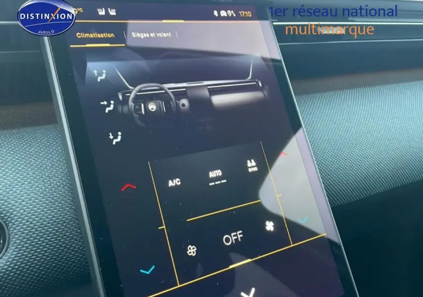 Écran tactile de la climatisation du Citroën C5 Aircross noir, vue rapprochée de la console centrale.