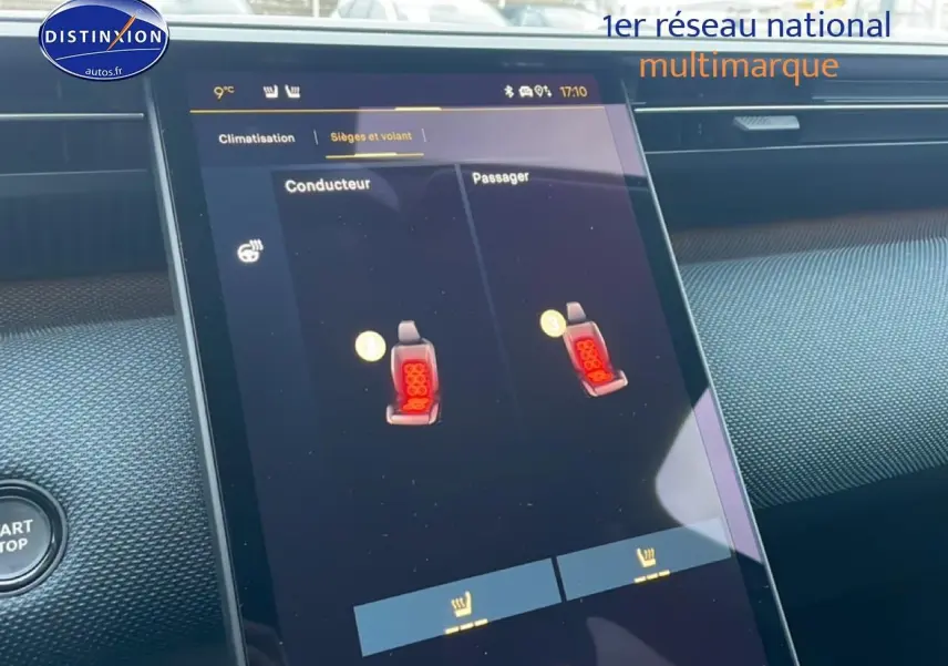 Vue rapprochée de l’écran tactile du tableau de bord du Citroën C5 Aircross 2026, affichant le réglage des sièges chauffants.