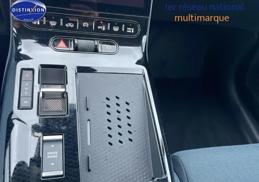 Vue rapprochée de la console centrale noire du Citroën C5 Aircross 2026 avec commandes de boîte auto et chargeur sans fil.