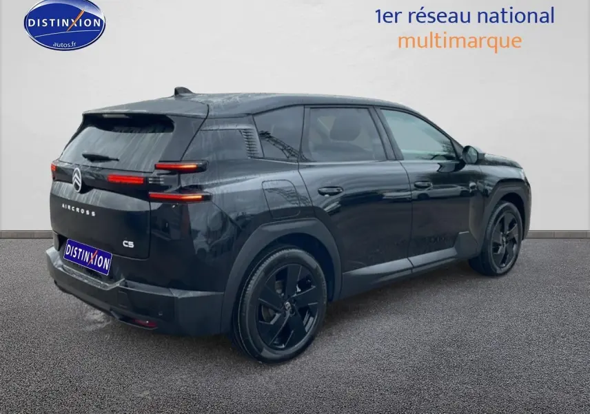 Vue 3/4 arrière droite d'un Citroën C5 Aircross noir 2026 avec feux arrière LED et jantes alliage noires.