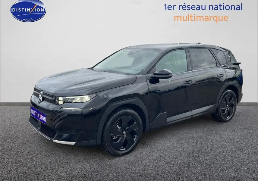Vue 3/4 avant d'un Citroën C5 Aircross noir 2026 avec jantes alliage noires et phares LED allumés.
