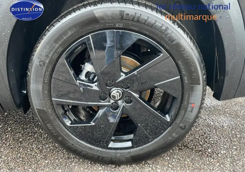 Gros plan sur la jante alliage noire diamantée 19 pouces du Citroën C5 Aircross noir 2026, avec logo central visible.